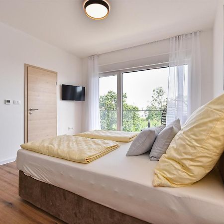 Jlo1 Mit Beheizbarem Pool Villa Peroj Exteriör bild