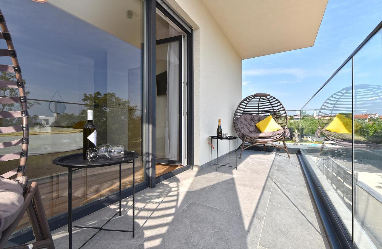 Jlo1 Mit Beheizbarem Pool Villa Peroj Exteriör bild