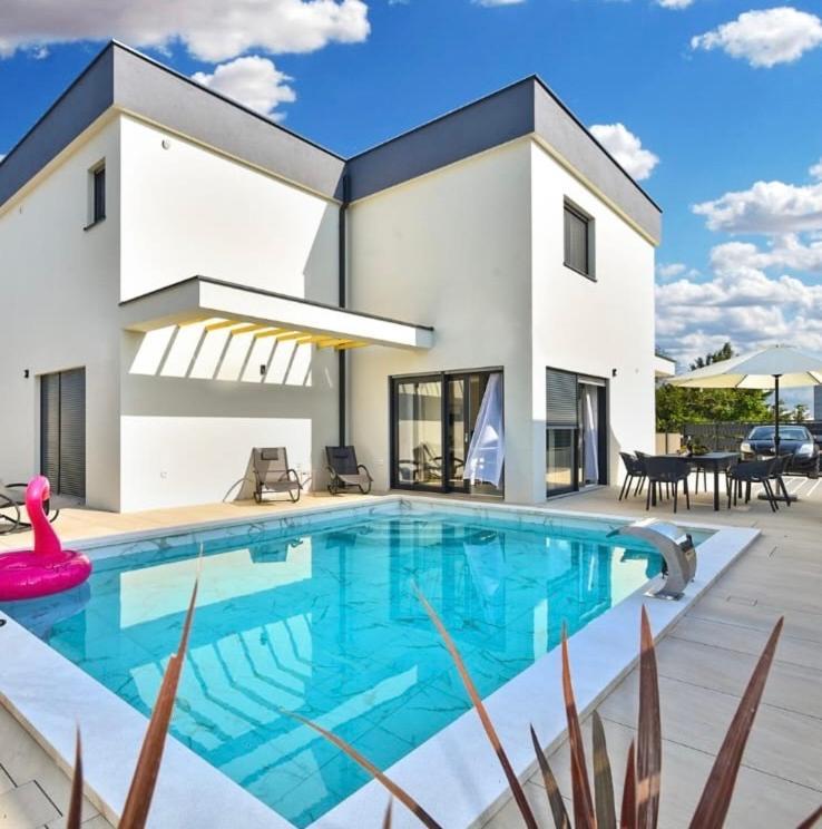 Jlo1 Mit Beheizbarem Pool Villa Peroj Exteriör bild